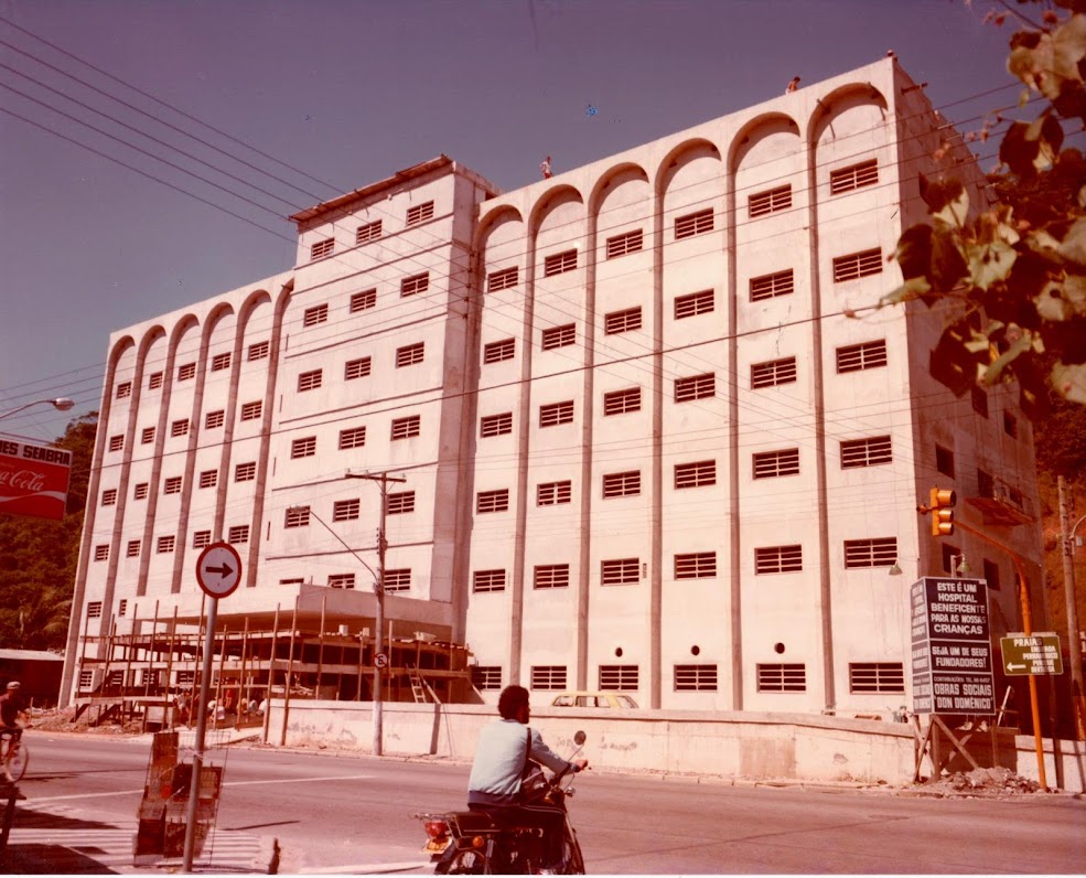 Mantido com campanhas beneficentes, donativos e recursos da Prefeitura Municipal de Guarujá e
                    dos Governos Estadual e Federal, o hospital filantrópico teve sua primeira ampliação em 1983